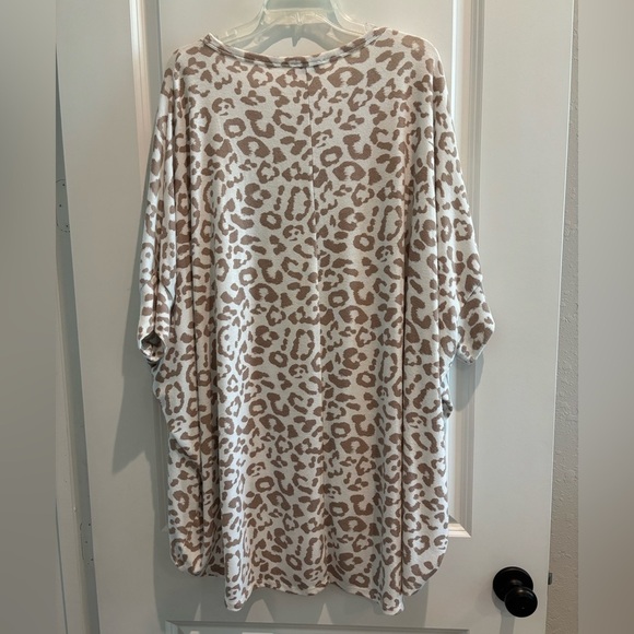High/Low Oversized Short Sleeve Tunic • Leopard • Plus Size - Picture 2 of 2